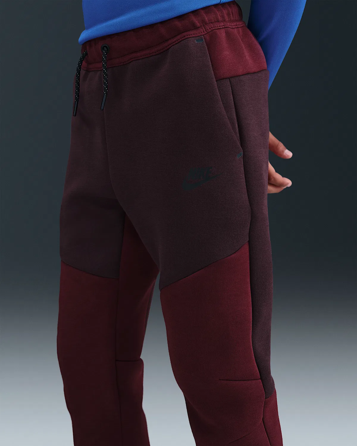 Джоггеры Nike Sportswear Tech Fleece для старших детей, Burgundy Crush/Dark Team Red/Black/Black — фото 2