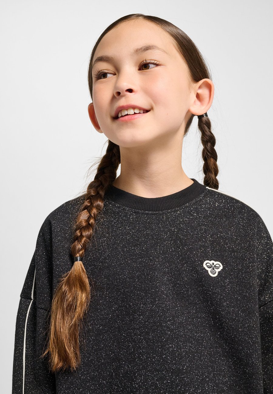 Толстовка Hummel LOOSE GLITTER CREWNECK, Black/Gunmetal — фото 4
