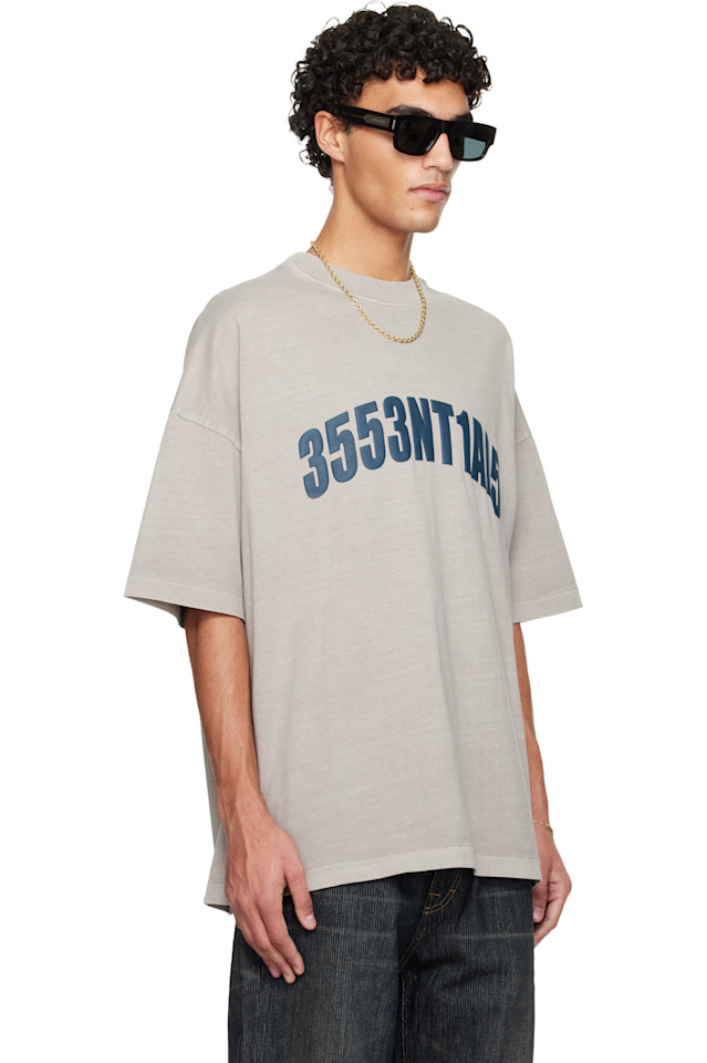 Fear Of God Essentials Серая праздничная футболка в стиле 90-х «Нью-Йорк» — фото 2
