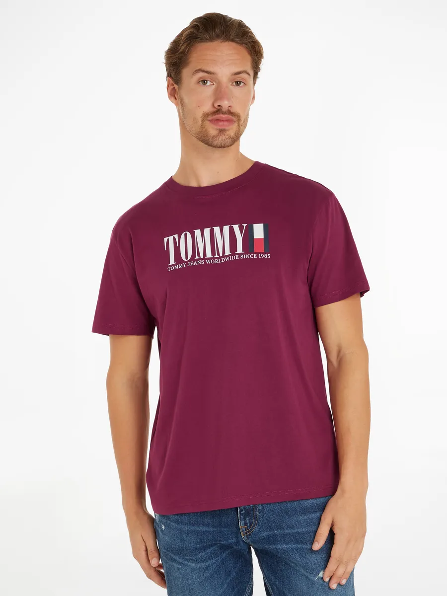 

Футболка Tommy Jeans "TJM REG TOMMY DNA FLAG TEE EXT" с логотипом, цвет Valley Grape