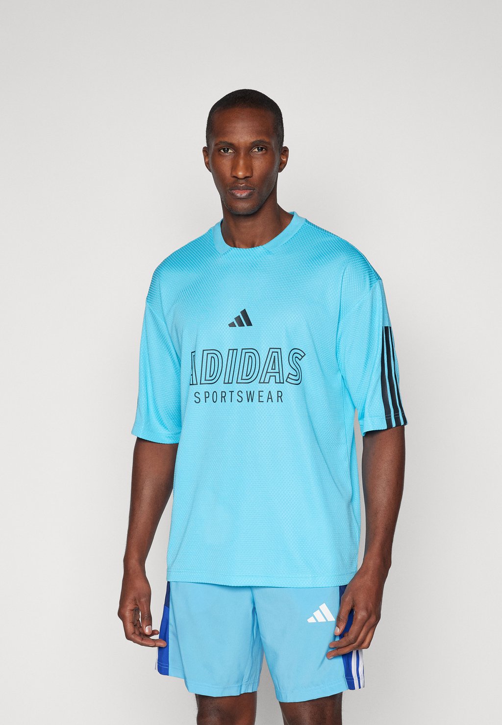 

Футболка с принтом HOUSE OF TIRO SHORT SLEEVE adidas Sportswear, синий