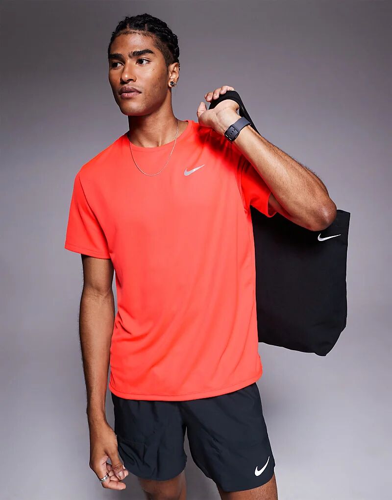 

Футболка Nike Running Miler Dri-FIT красного цвета