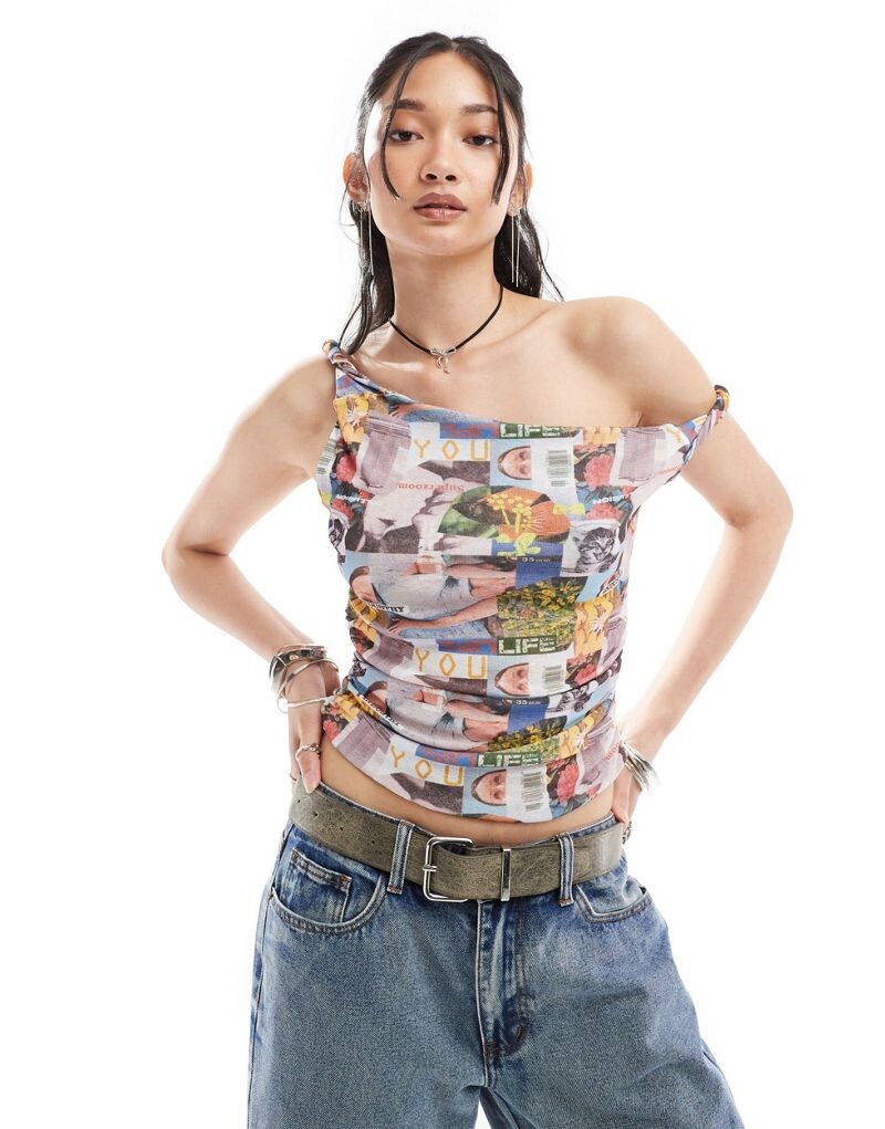 

Асимметричный топ COLLUSION с открытыми плечами, закрученными деталями и фотопринтом