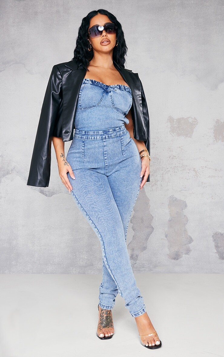 

PrettyLittleThing Джинсовый комбинезон в винтажном стиле с завязками на спине и чашками