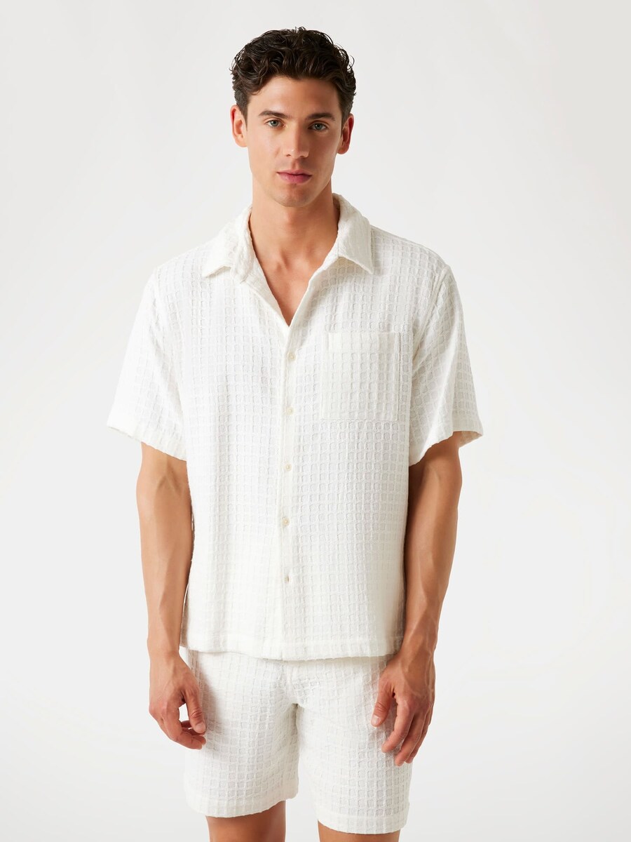 

Рубашка на пуговицах классического кроя GUESS, белый