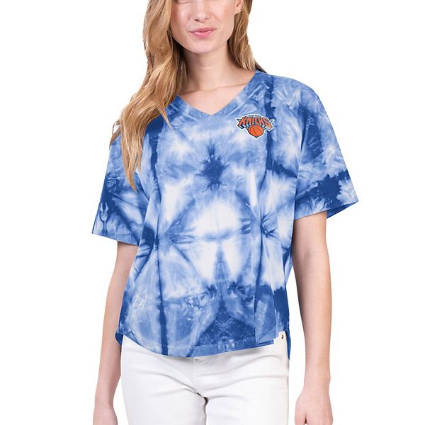 

Женская футболка 4her by carl banks new york knicks tournament raglan oversized tie-dye v-neck G-Iii