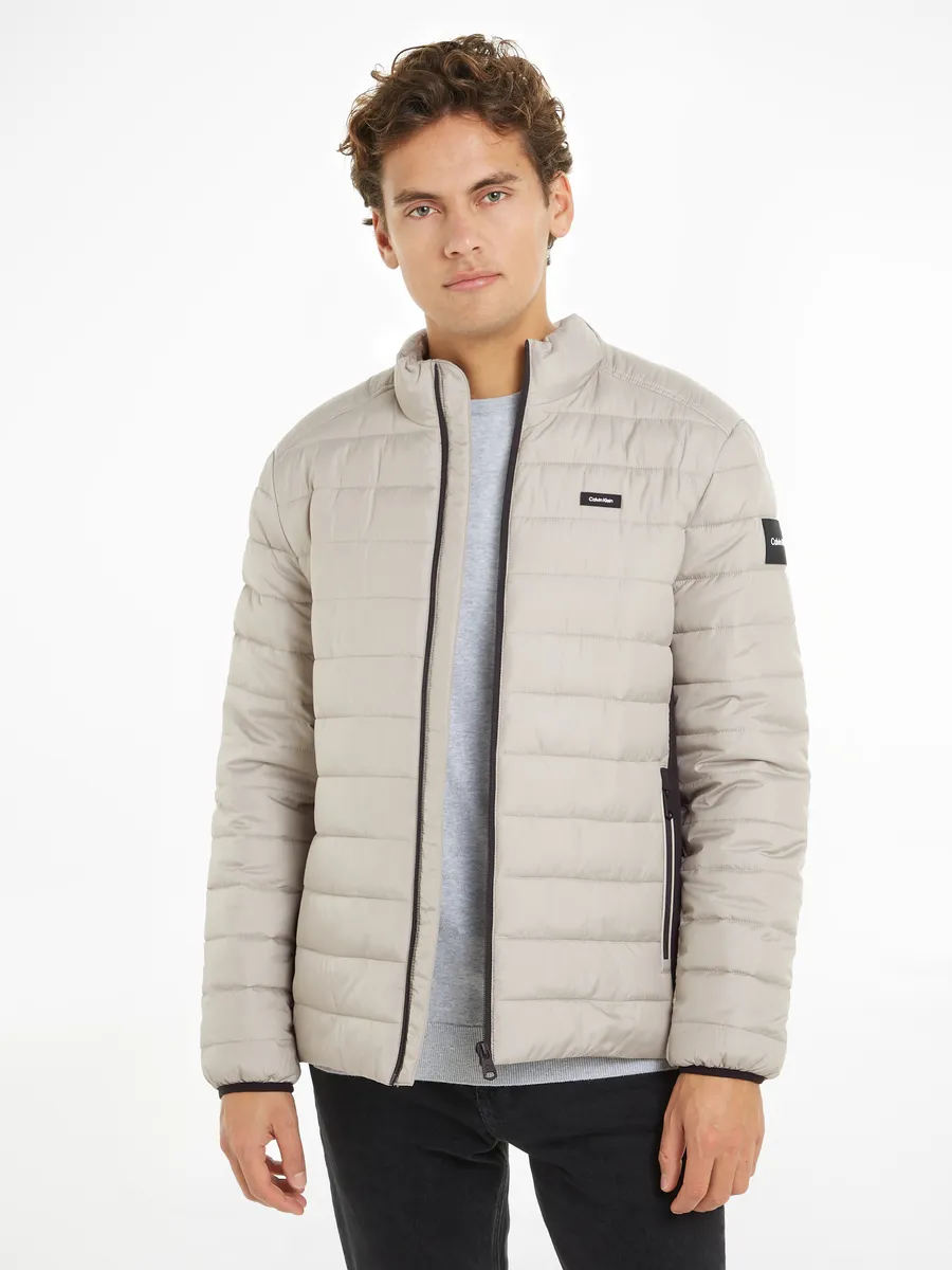 

Стеганая куртка Calvin Klein "RECYCLED SIDE LOGO JACKET" с надписью-логотипом, цвет London Fog