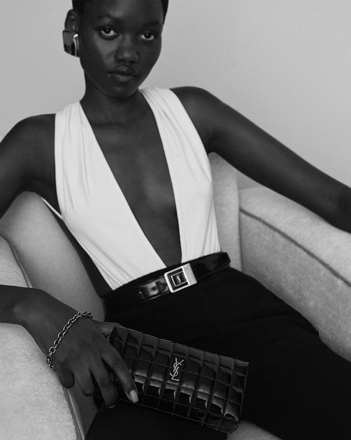 Сумка-клатч на цепочке CASSANDRE MATELASSE CARRE из блестящего канваса Saint Laurent, черный — фото 2