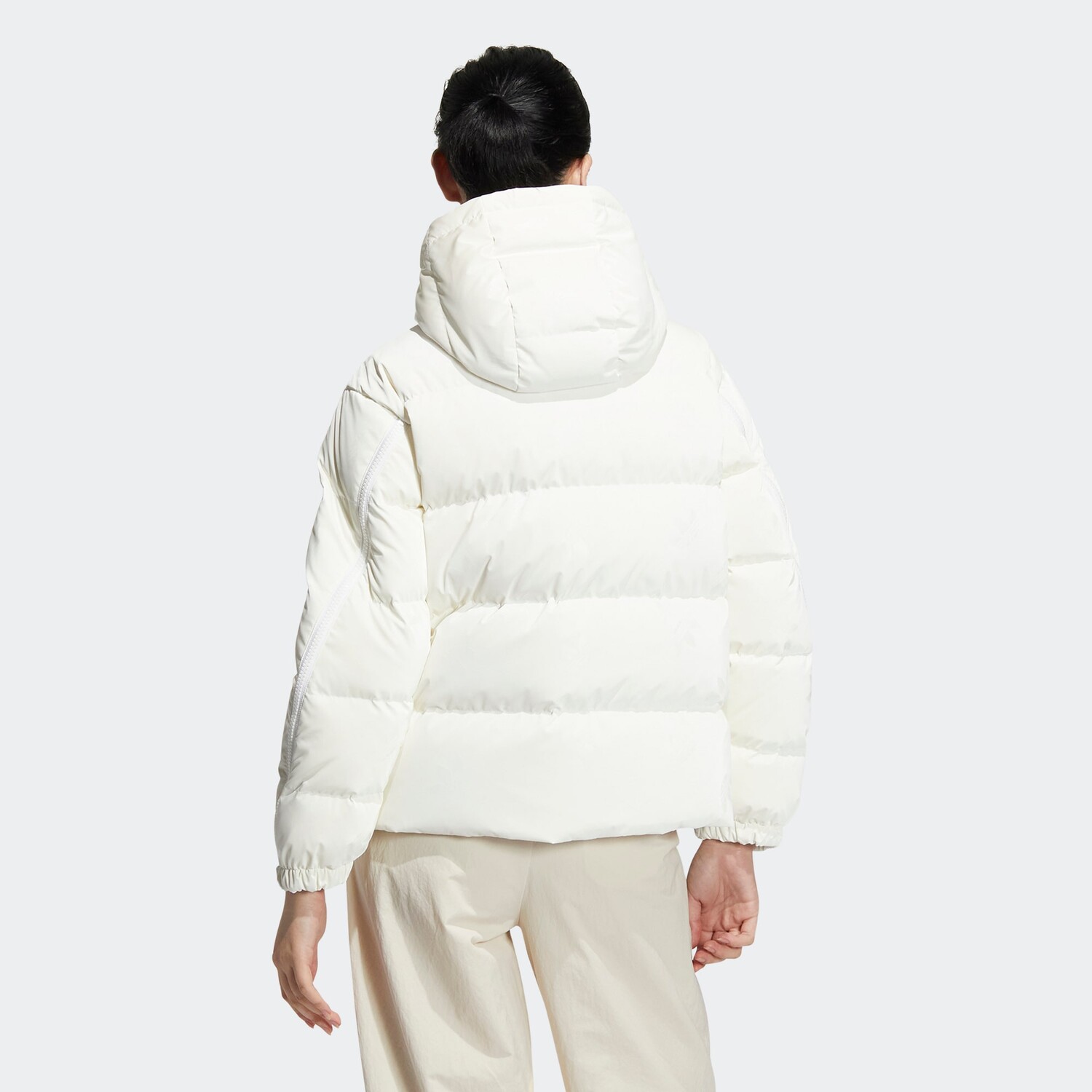 Женская белая куртка-пуховик ALLOVER PRINT DOWN Adidas Originals — фото 3