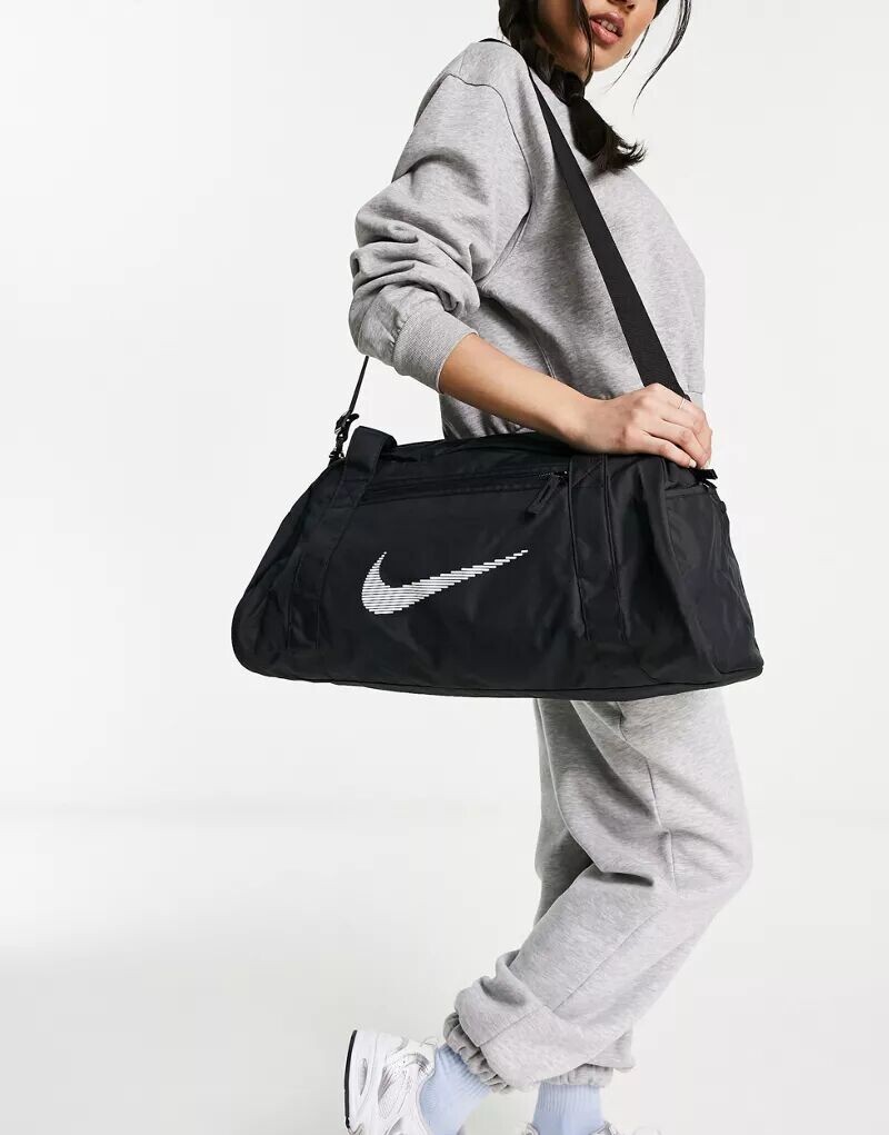 

Черная спортивная сумка Nike One Club