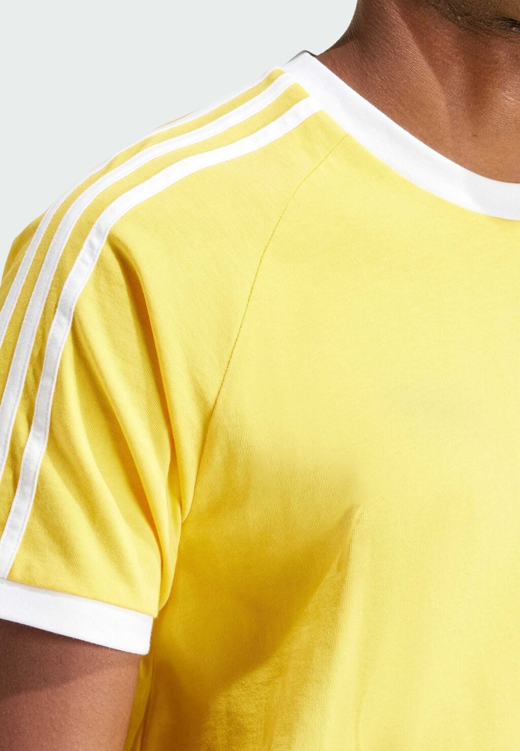 

Футболка с принтом adidas Originals, яркое золото Classics 3-Stripes
