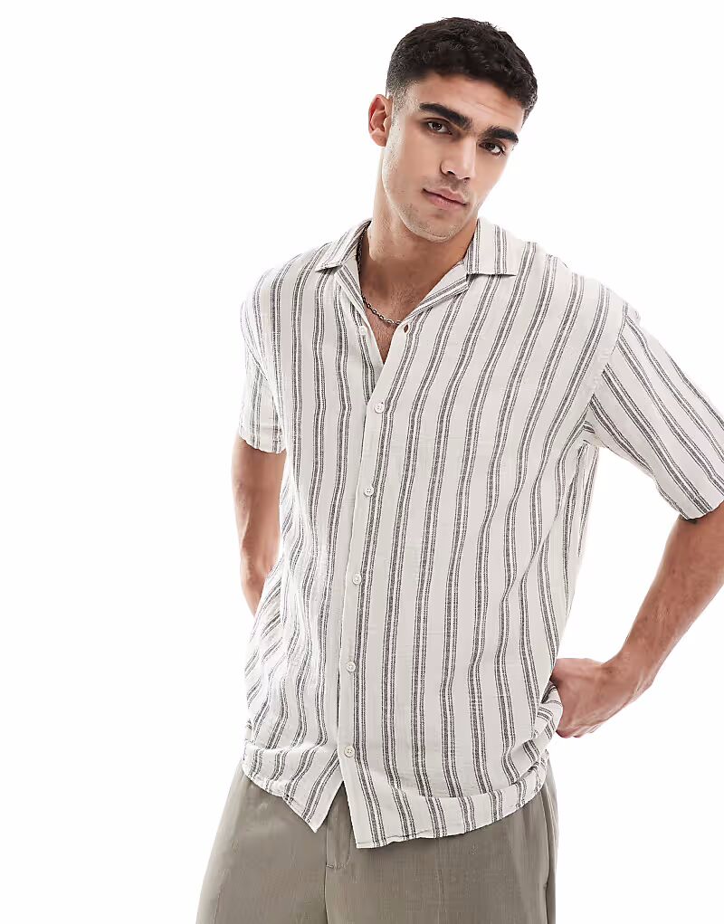 

Рубашка Jack & Jones Revere с короткими рукавами и текстурированными полосками кремового цвета