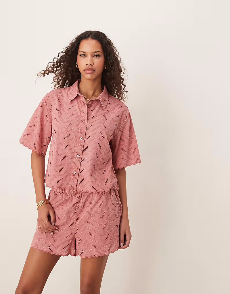 

Рубашка с геометрическим узором ASOS DESIGN розового цвета
