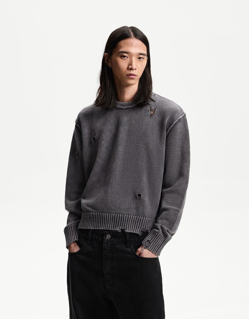 

Свитер с рваным эффектом Bershka, черный