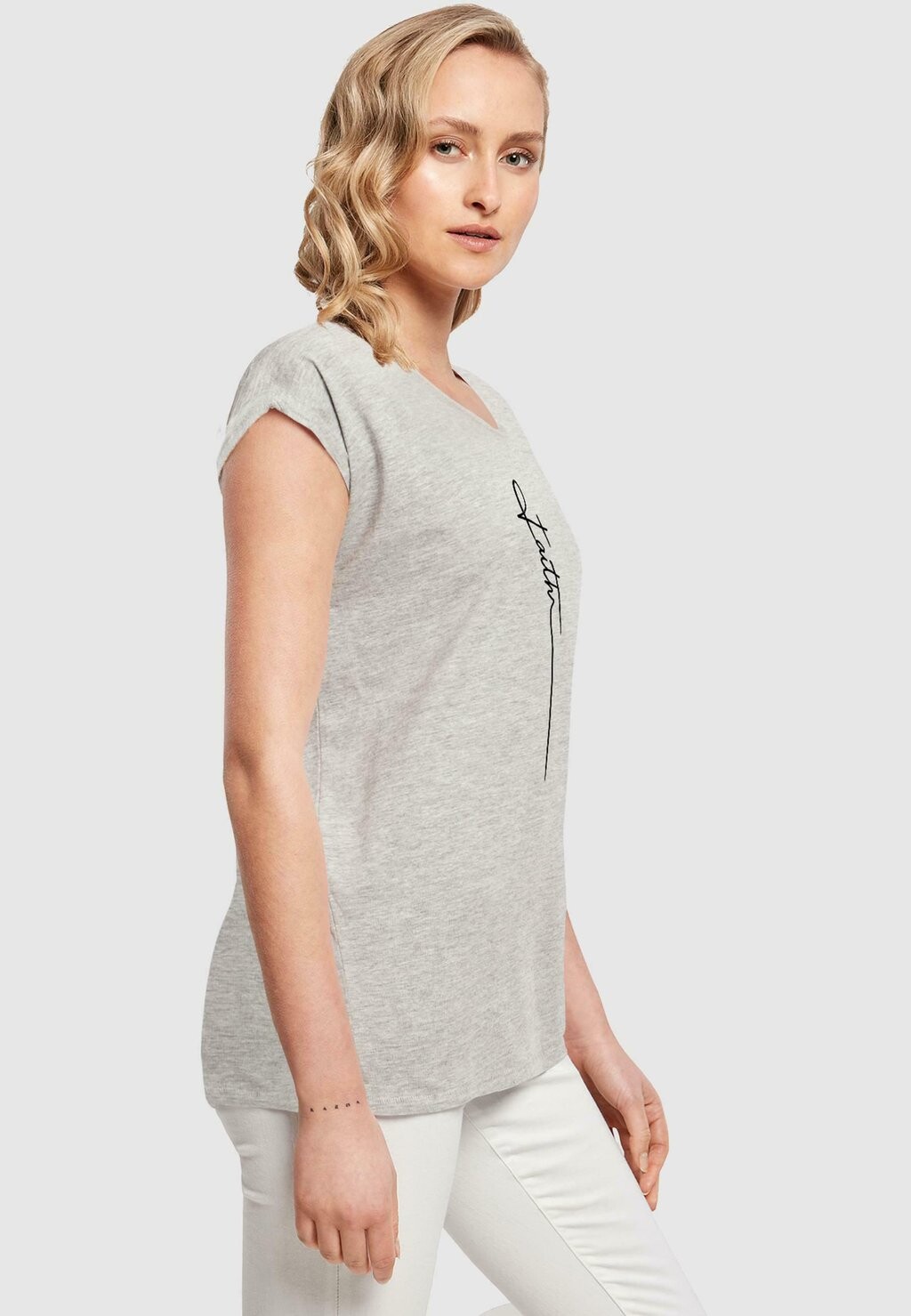 

Футболка с принтом FAITH EXTENDED SHOULDER TEE Merchcode, светло-серый