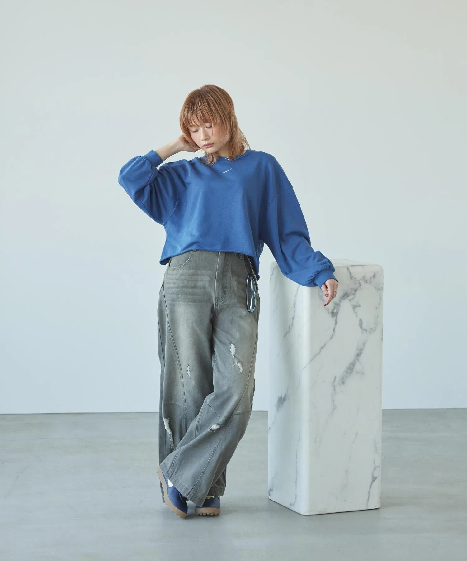Женская толстовка Nike Sportswear Chill Terry Oversized French Terry с круглым вырезом IF0229-461 Mystic Navy — фото 4
