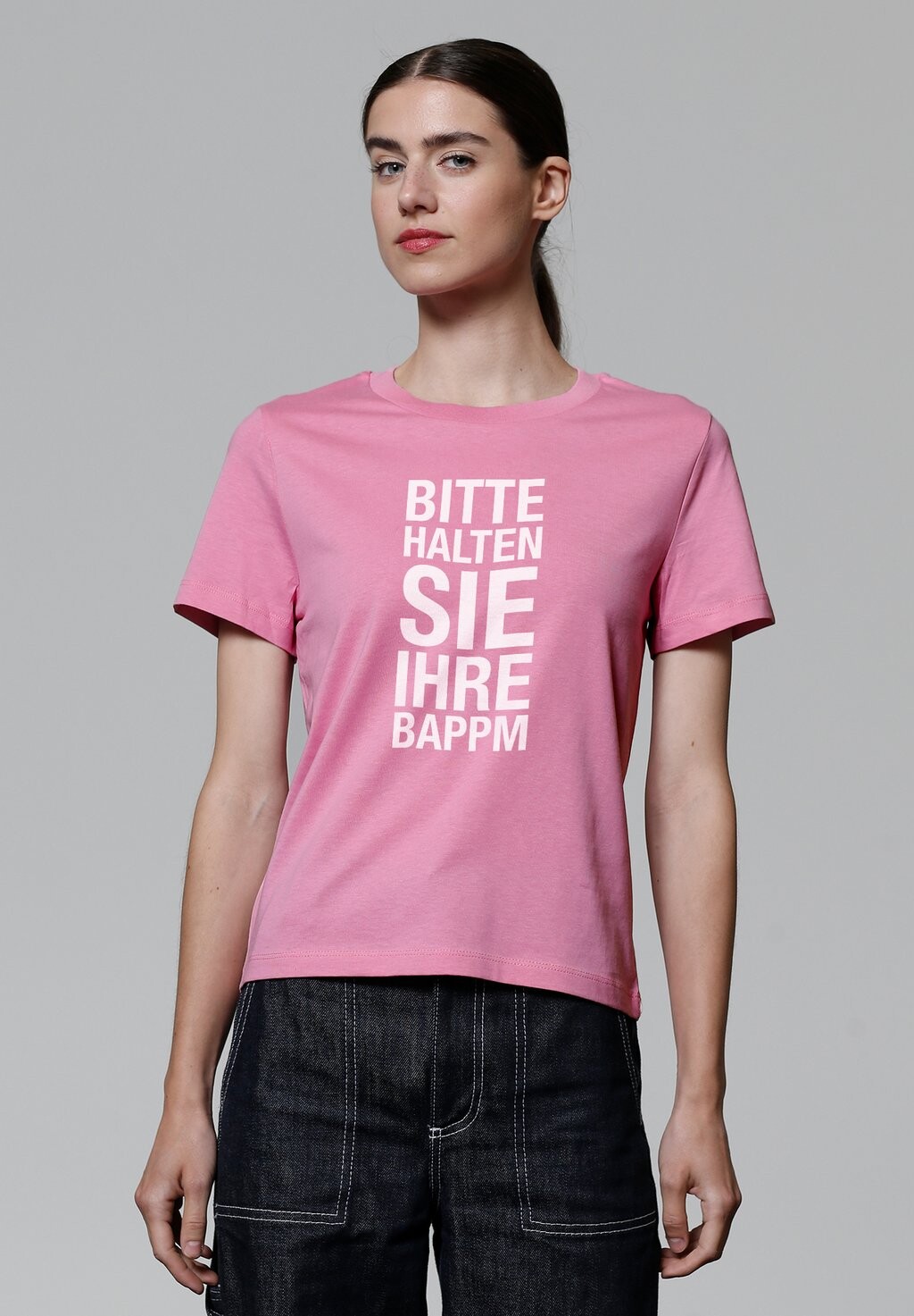 

Футболка с принтом BITTE HALTEN SIE IHRE BAPPM watapparel, светло-розовый