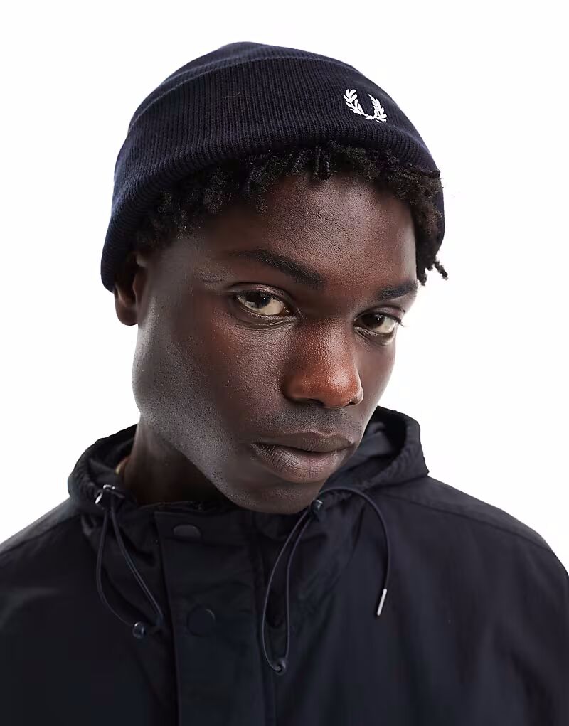 

Классическая шапка Fred Perry темно-синего цвета