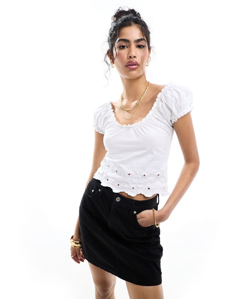 

Белый топ доярки с вышивкой по краю ASOS DESIGN