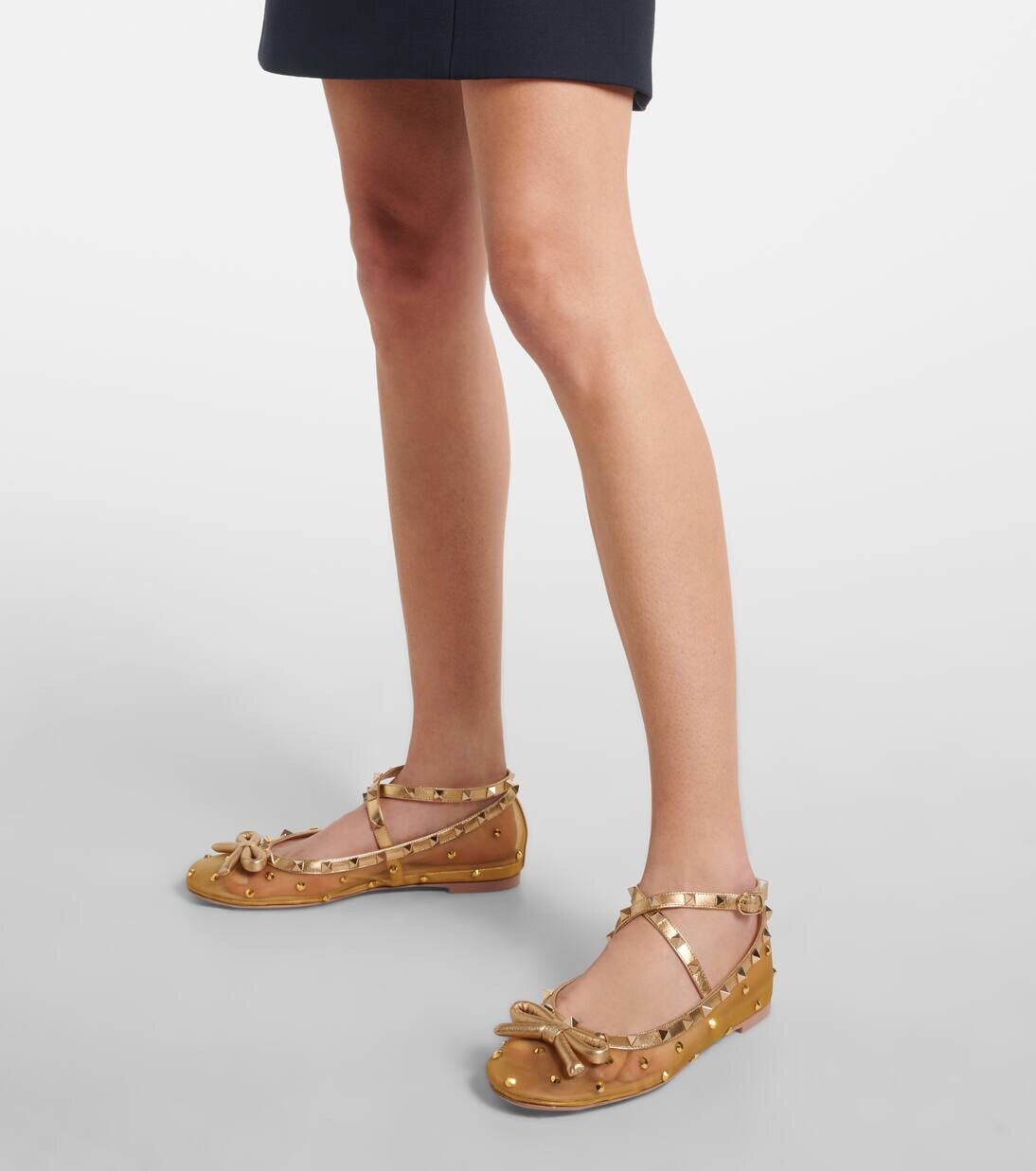 Балетки Rockstud из сетчатой ткани с декором Valentino Garavani, цвет light pecan/star gold/crystal — фото 4