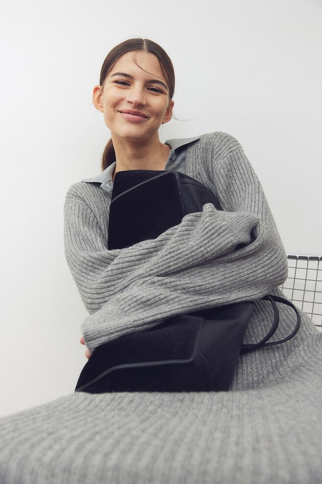 

Платье в рубчик с овальным вырезом H&M, серый