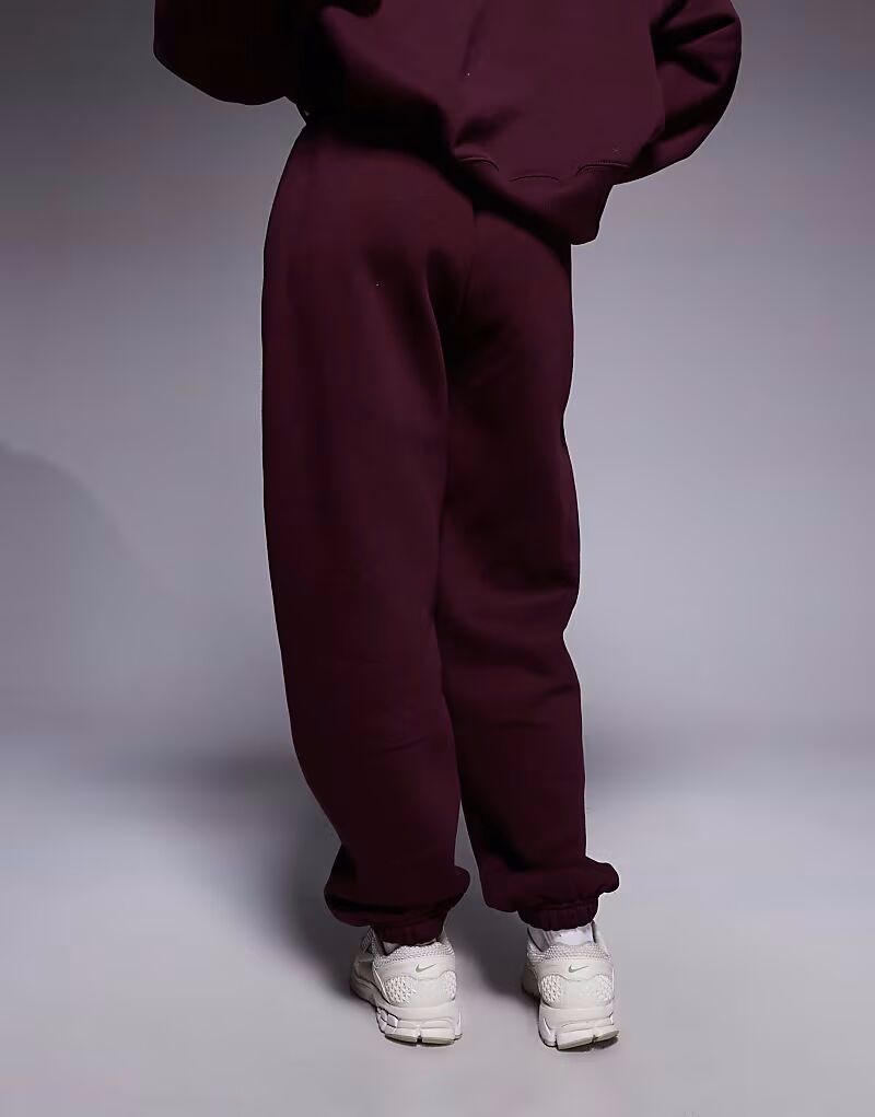 Джоггеры Phoenix Fleece с высокой талией и манжетами свободного кроя бордового цвета Nike — фото 4