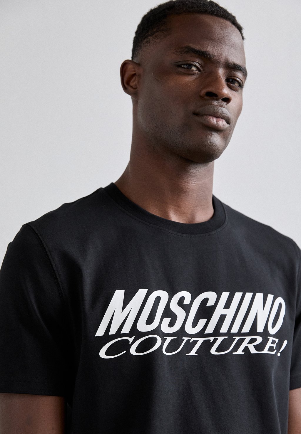 

Принт на футболке MOSCHINO, черный