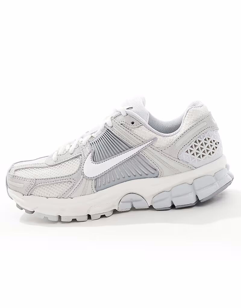 Кроссовки Nike Zoom Vomero 5 серого и белого цветов — фото 2