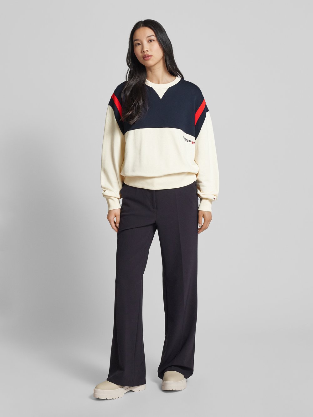 

Свитшот в стиле колор-блок Tommy Hilfiger, экрю