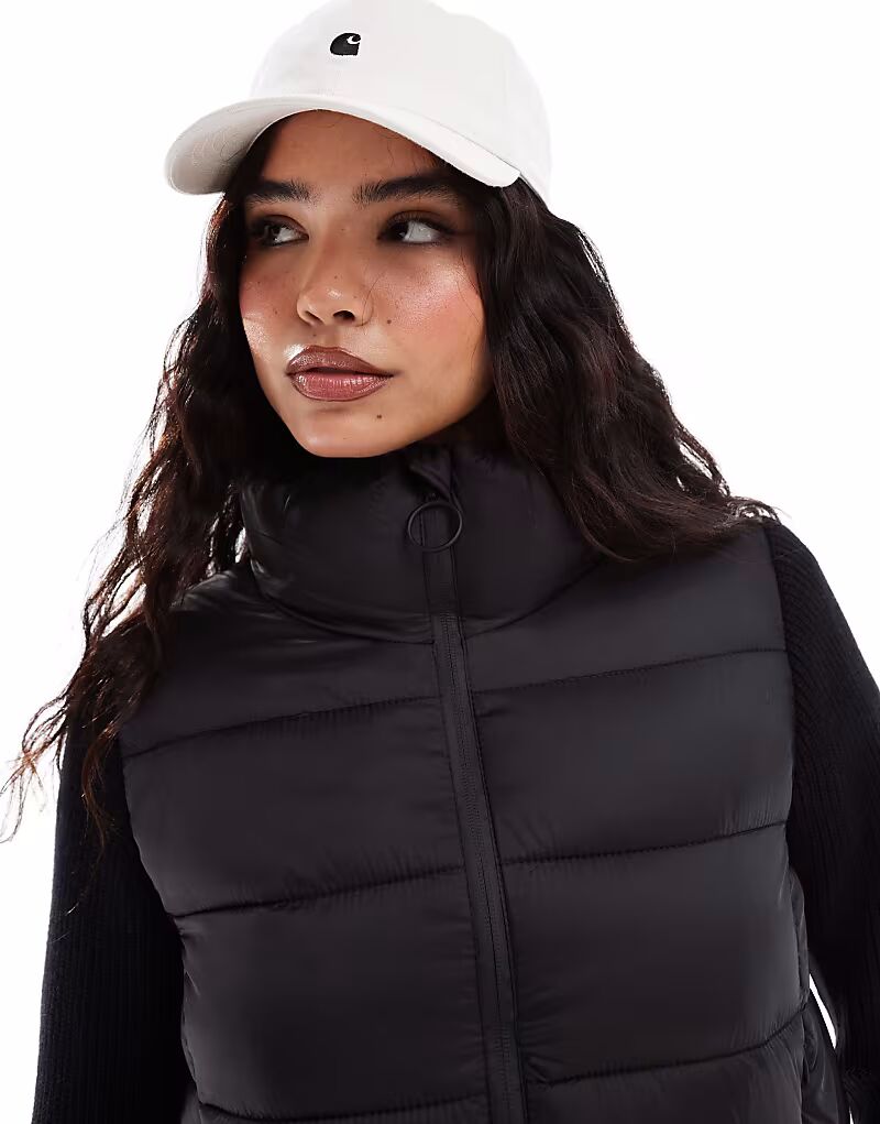 

Стеганая куртка Stradivarius с трикотажными рукавами черного цвета
