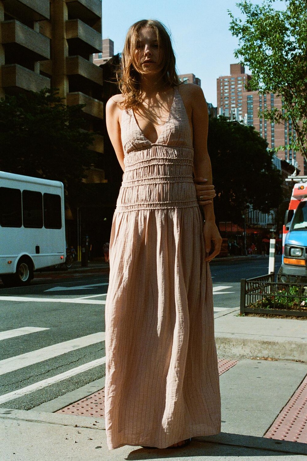 

Текстурное миди-платье ZARA, бледно-розовый