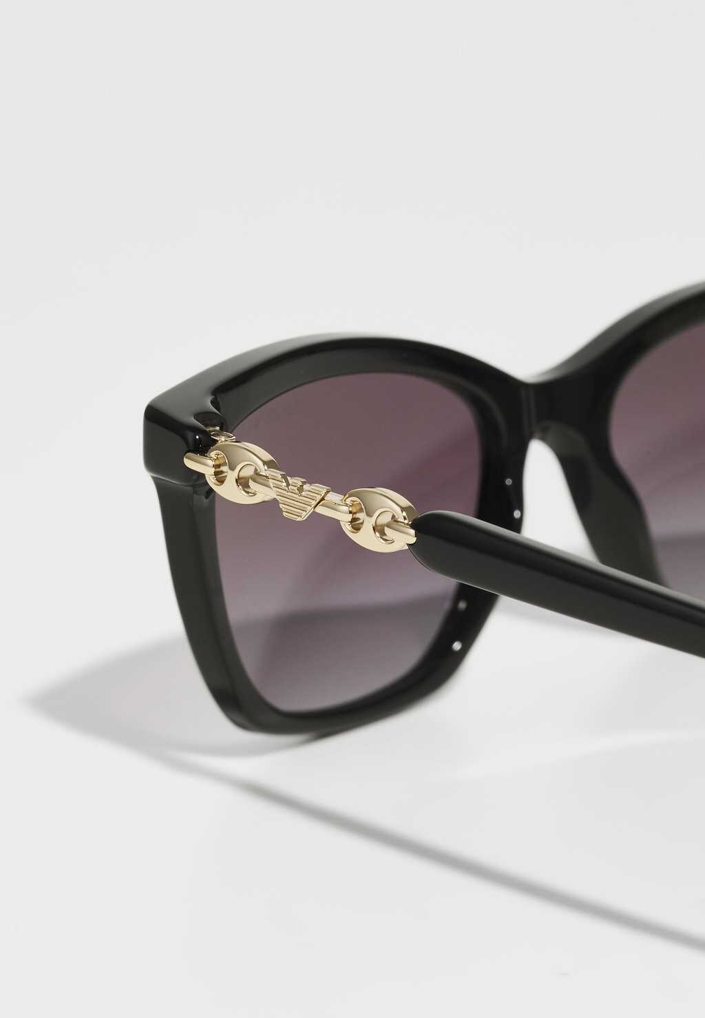 

Солнцезащитные очки Emporio Armani, черный