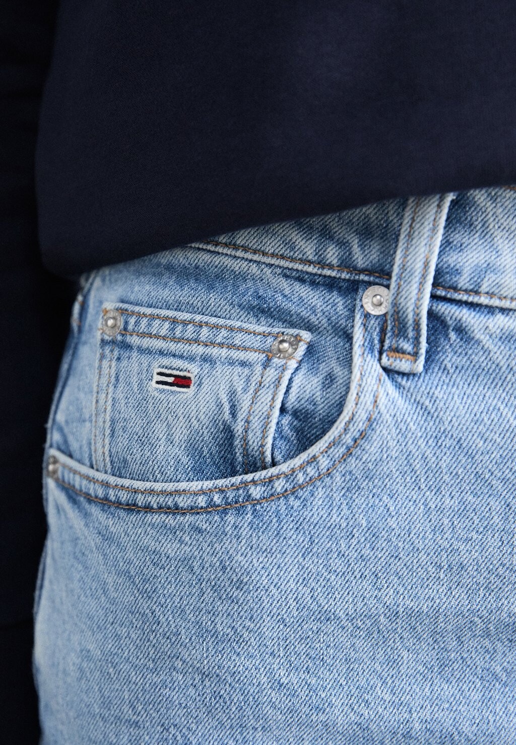 

Джинсы свободного кроя MOM Tommy Jeans, светло-голубой деним