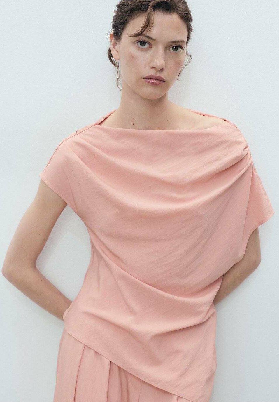 

Блуза DRAPED ASYMMETRIC Mango, розовый