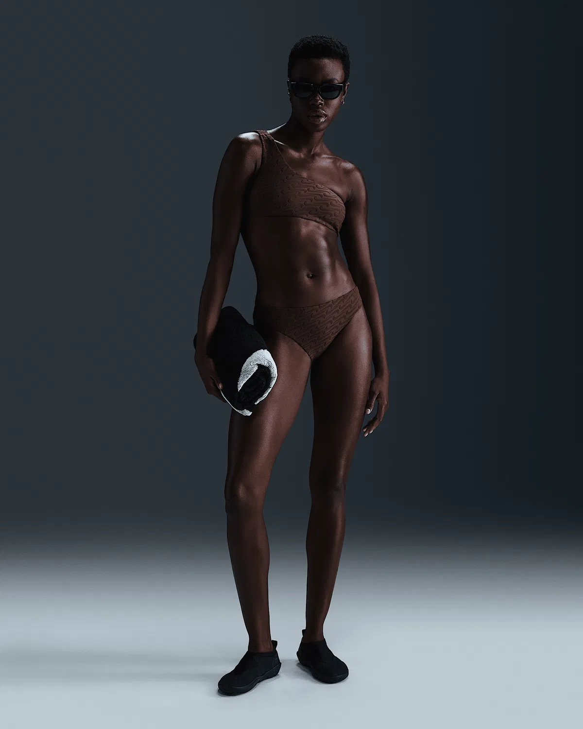 Женский асимметричный топ-бикини из махры Nike Swim Swoosh Link, Baroque Brown — фото 4