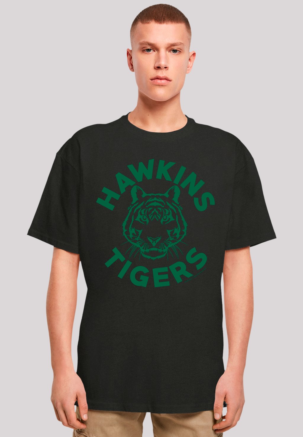 

Футболка с принтом STRANGER THINGS HAWKINS TIGERS NETFLIX TV SERIES F4NT4STIC, черный