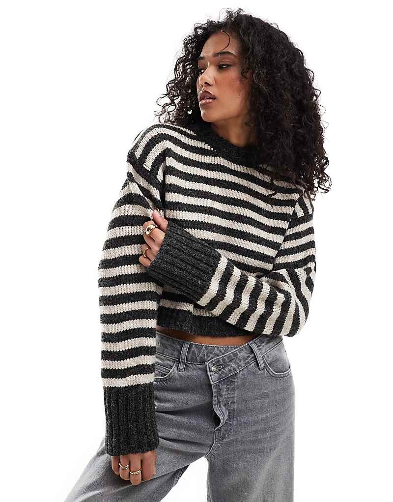 

ASOS DESIGN – свитер с круглым вырезом, широкой окантовкой и узором в серую полоску
