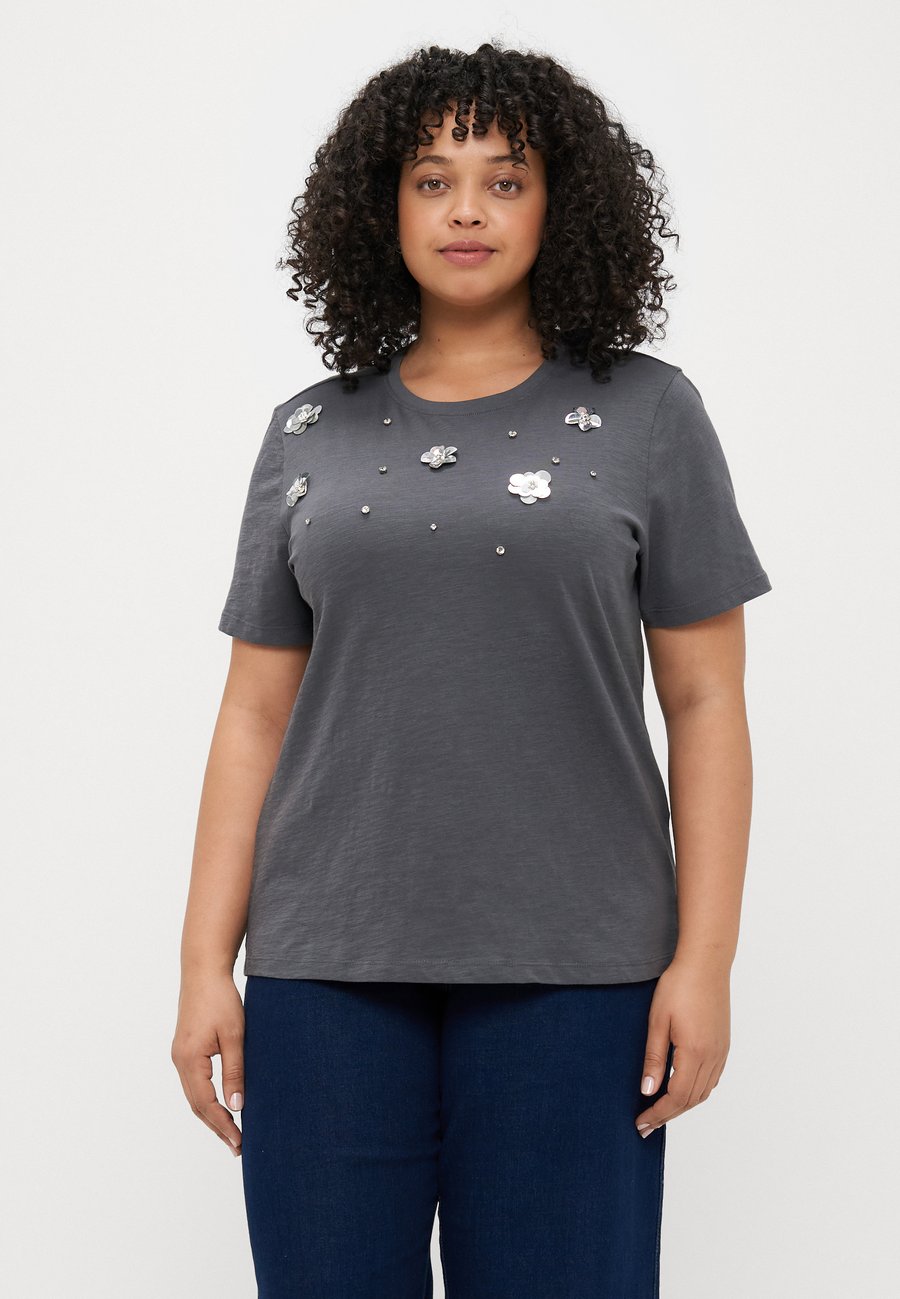 

Футболка ONLY Carmakoma CARKITA LIFE O NECK TEE , Magnet /Dark Grey, Серый, Футболка ONLY Carmakoma CARKITA LIFE O NECK TEE , Magnet /Dark Grey