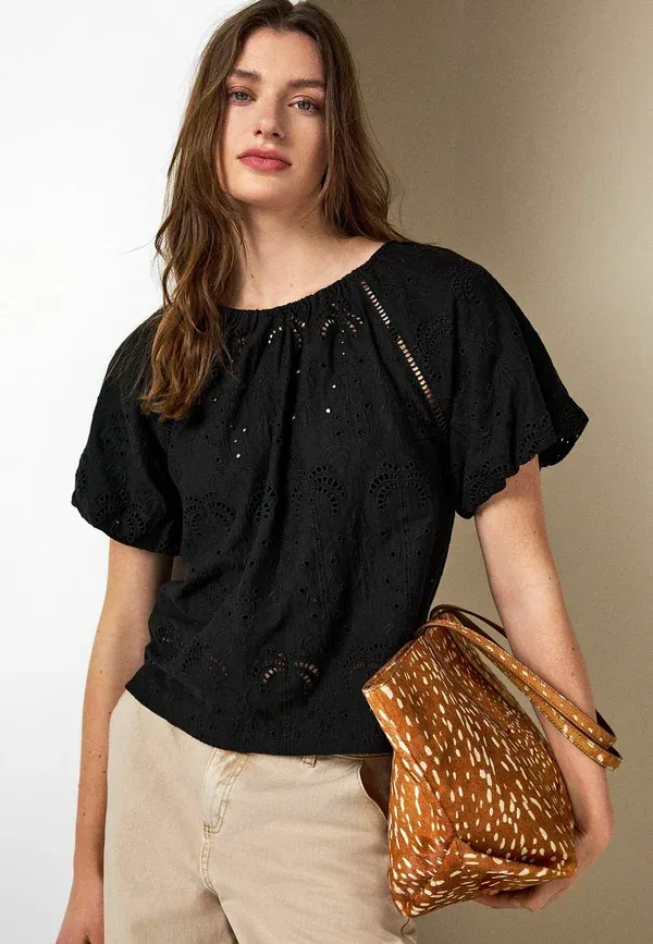 Блуза Next, Petite fit broderie short sleeve crew neck top, черный — фото 3