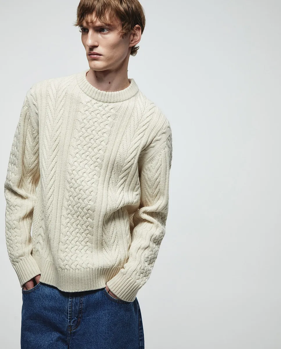 

Красный свитер с узором косы Sfera