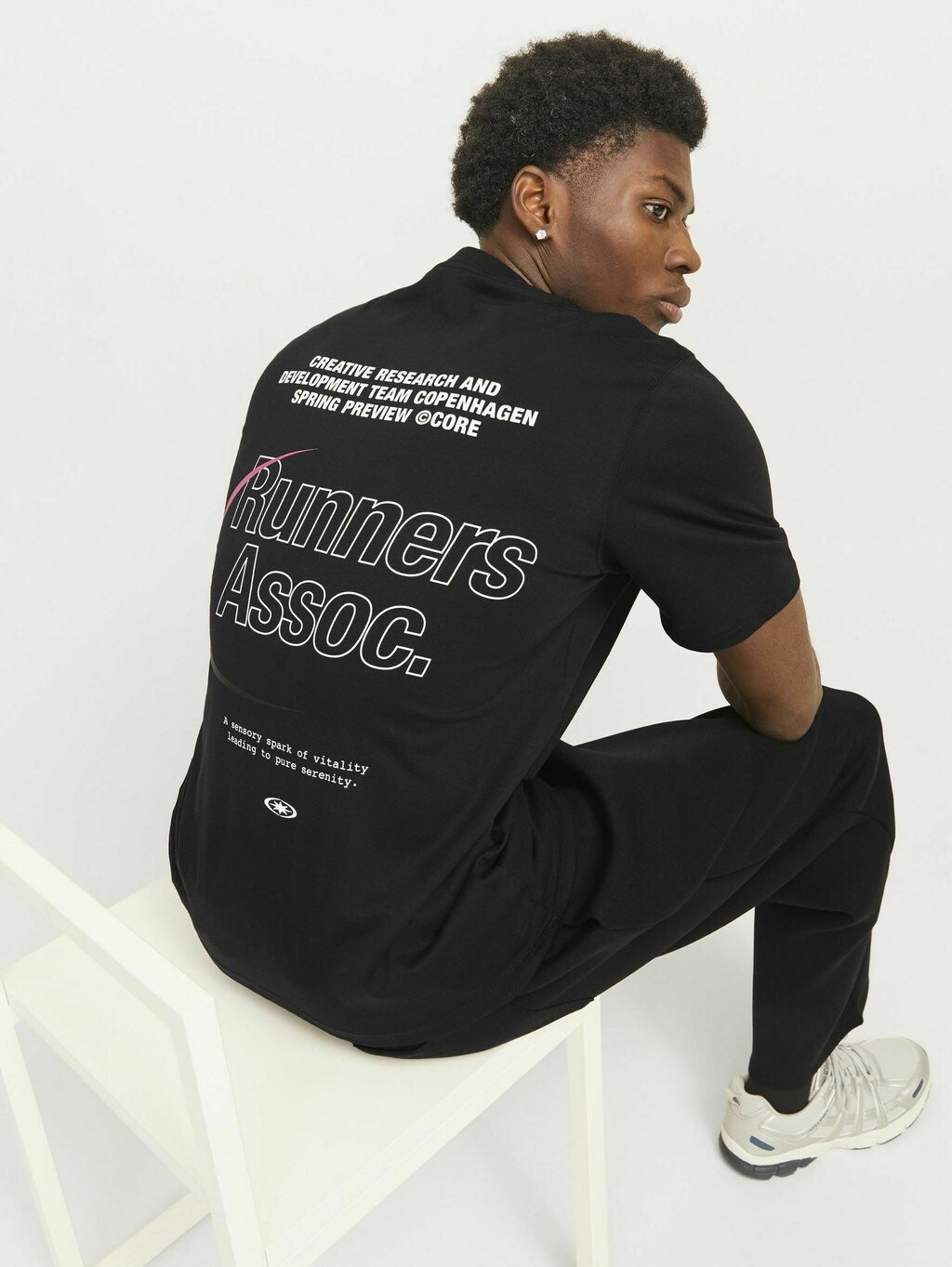 

Футболка с принтом RUNDHALSAUSSCH Jack & Jones, черный