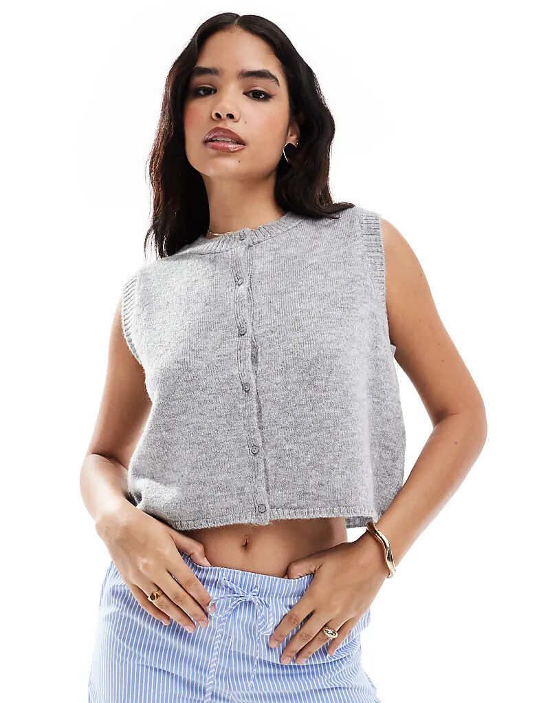 

Пушистый трикотажный жилет серого цвета ASOS DESIGN