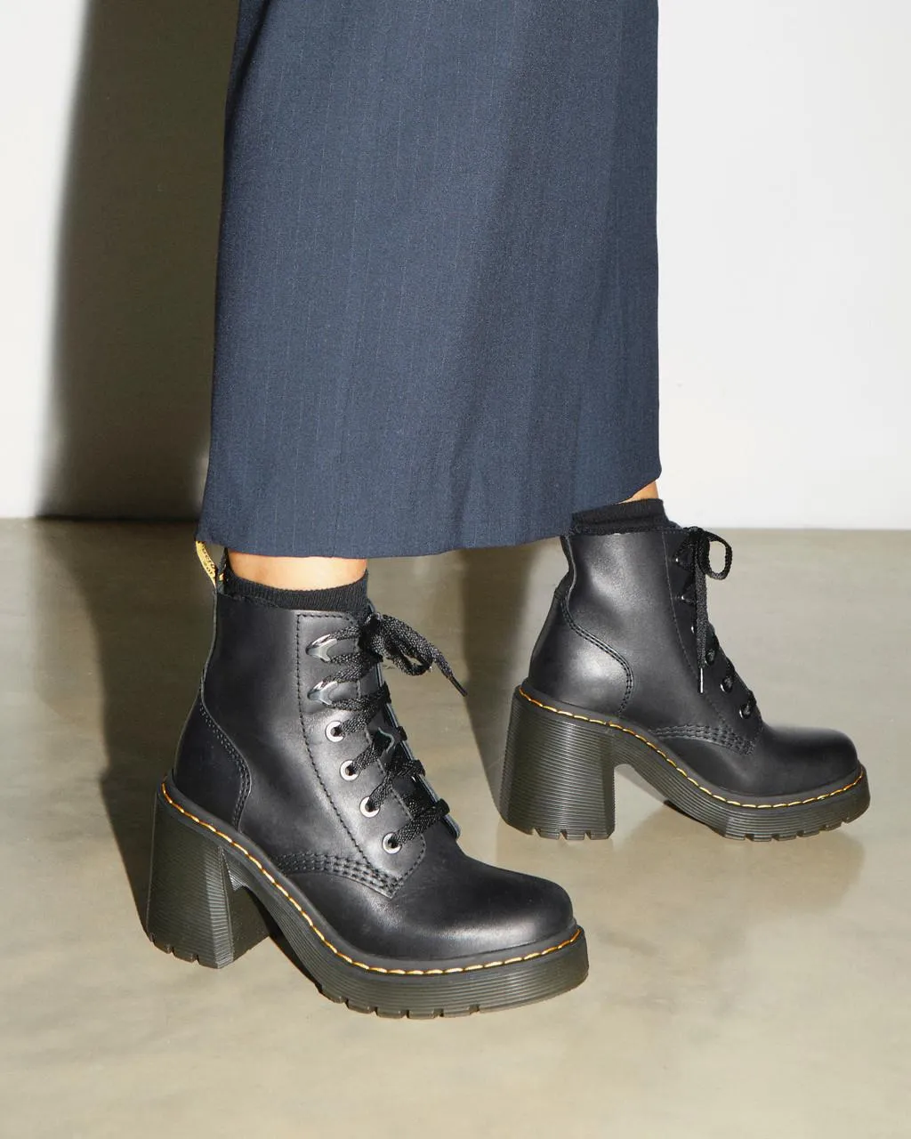 Ботинки кожаные Dr. Martens Jesy Sendal на каблуке, черный — фото 4