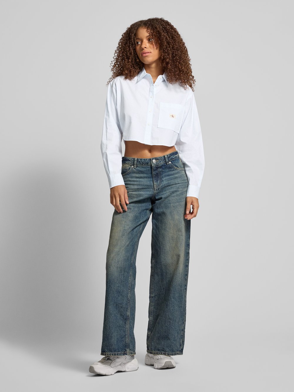 

Укороченная блузка-рубашка с нашивкой-лейблом Calvin Klein Jeans, белый