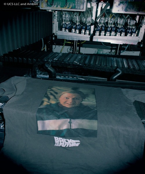 

Футболка с короткими рукавами, крупного кроя, с винтажной пигментной отделкой и принтом «Назад в будущее» (Старый Бифф) Minius