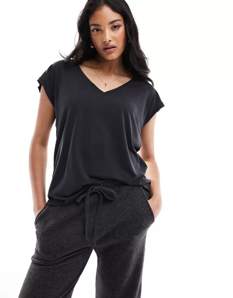

Vero Moda черная футболка с V-образным вырезом