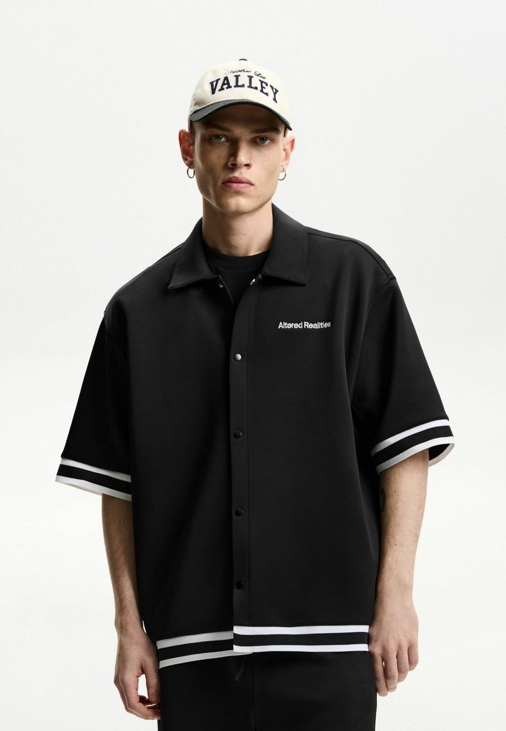 

Рубашка EMBROIDERED SHORT SLEEVE BOXY FIT Bershka, черный