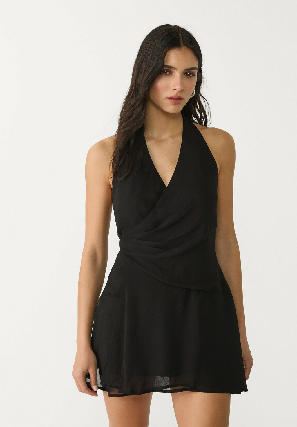 

Платье-футляр SHORT FLOWING HALTER Stradivarius, черный