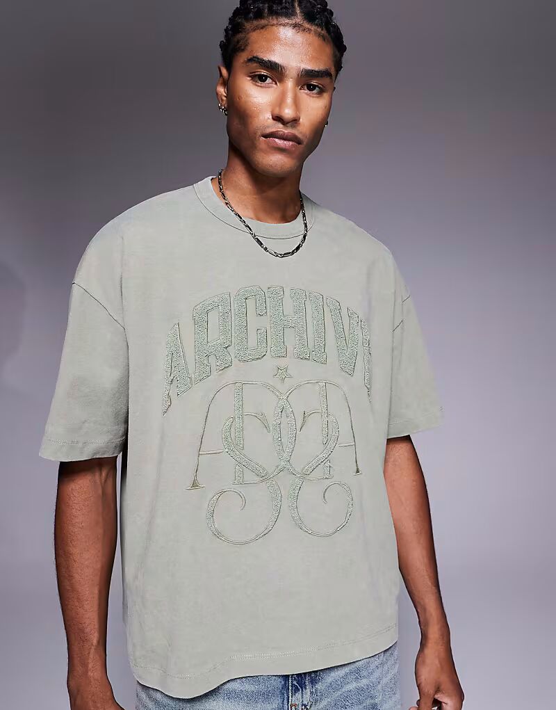 

Футболка свободного кроя ASOS DESIGN с текстовой графикой из плотной ткани плотностью 220 г/м² цвета хаки