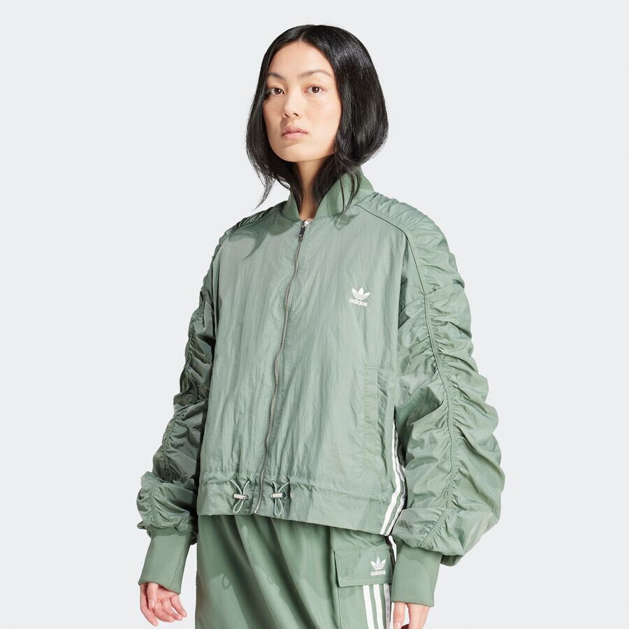 

Куртка-бомбер с 3 полосками Cargo Gorp Core Pack adidas Originals, цвет trace green